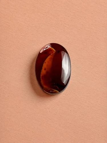 Yemeni agate stone, cherry-colored, saffron-dyed