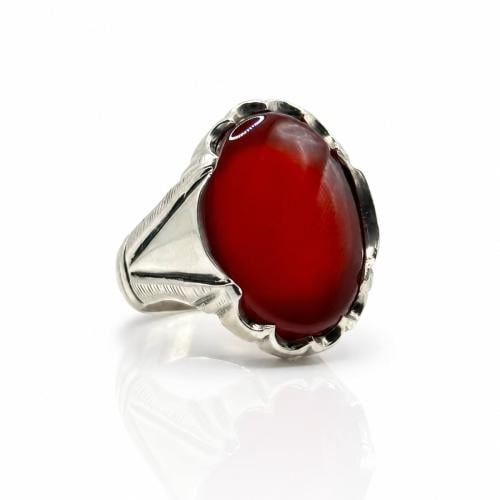 A Yemeni agate ring with a kidney shape