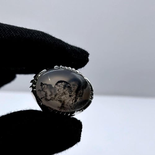 خاتم عقيق يماني مشجر ومصور ( فراشة )