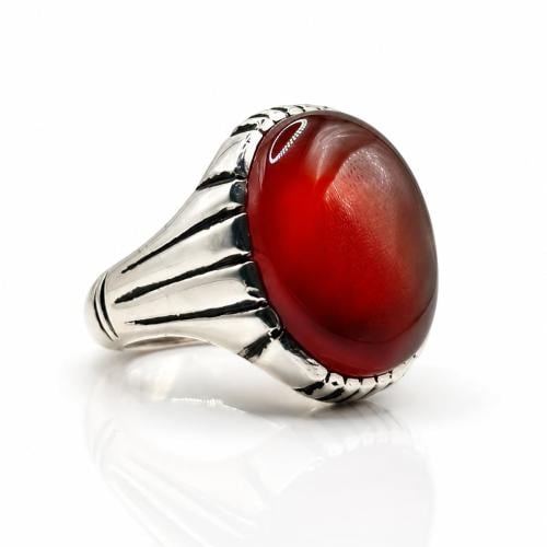 A Yemeni agate ring with a kidney shape