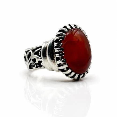 A Yemeni agate ring with a kidney shape