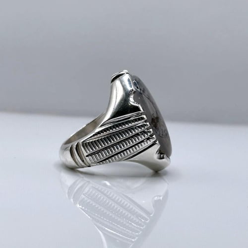 خاتم عقيق يماني مشجر ومصور ( فراشة )