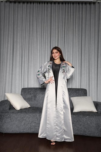 عبايه تفته بتطريز يدوي وبطانه داخليه وطرحه