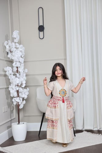 جلابيه بناتي بنقش الحروف العربيه