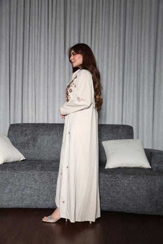 عبايه بتطريز يدوي وجمبسوت لينن