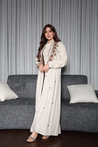 عبايه بتطريز يدوي وجمبسوت لينن