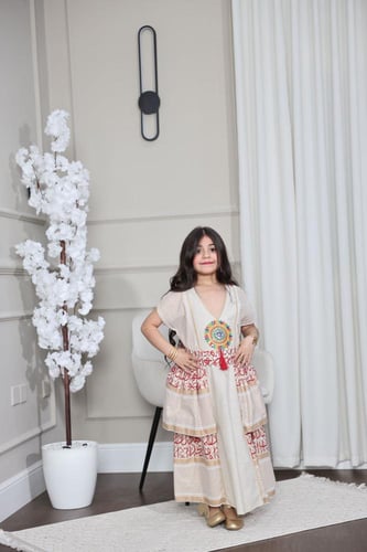 جلابيه بناتي بنقش الحروف العربيه