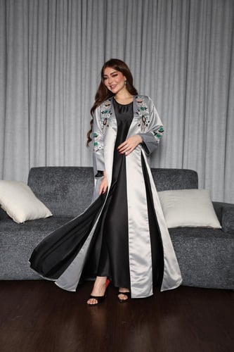 عبايه تفته بتطريز يدوي وبطانه داخليه وطرحه