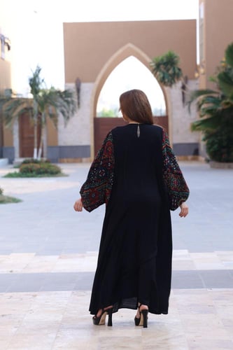 جلابيه بتدخيلات الخام البدوي وتطريز بالصدر