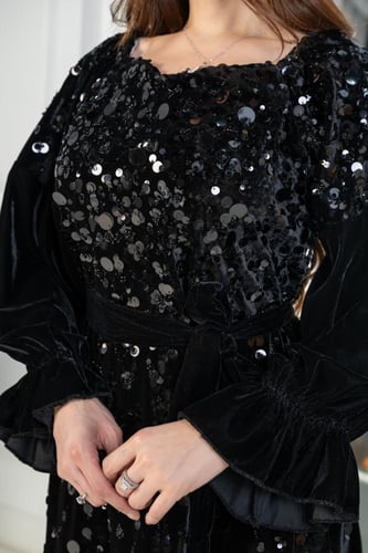 جلابيه مخمل مموج وكلفه مطرزه بالصدر