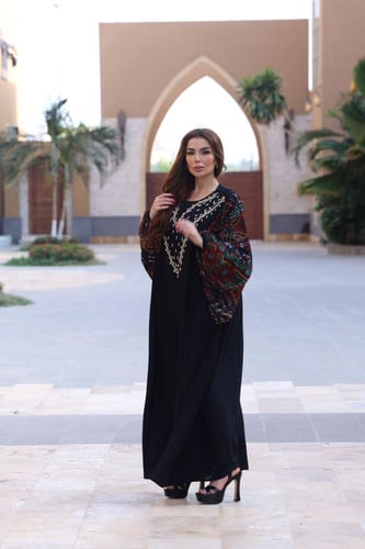 جلابيه بتدخيلات الخام البدوي وتطريز بالصدر