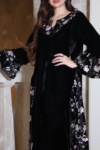 جلابيه مخمل بكلفه بالرقبه والاطراف