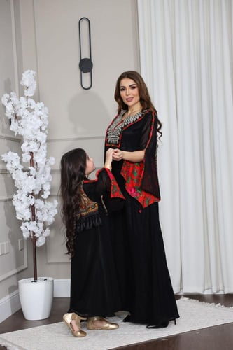 جلابيه بناتي بكلفه بالصدر وتدخيلات خام شالكي