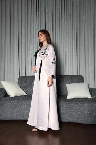 عبايه تفته بتطريز يدوي وبطانه داخليه وطرحه