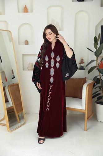 جلابيه مخمل بتطريز يدوي وتدخيلات الشيفون بالاكمام