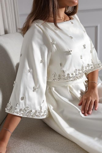 فستان تفته بتطريز يدوي وحزام