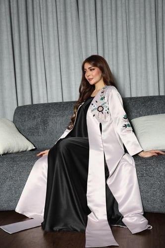 عبايه تفته بتطريز يدوي وبطانه داخليه وطرحه