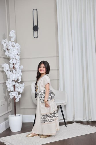 جلابيه بناتي بنقش الحروف العربيه