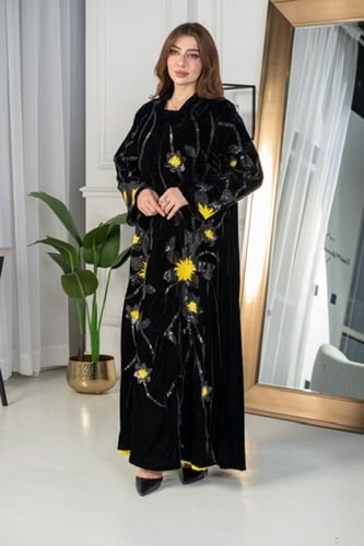 عبايه مخمل بكلفه مطرزه بدون البطانه