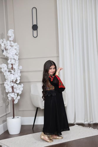 جلابيه بناتي بكلفه بالصدر وتدخيلات خام شالكي