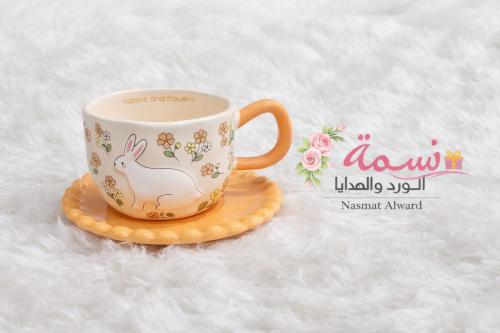 فنجان الارنب مع الزهور
