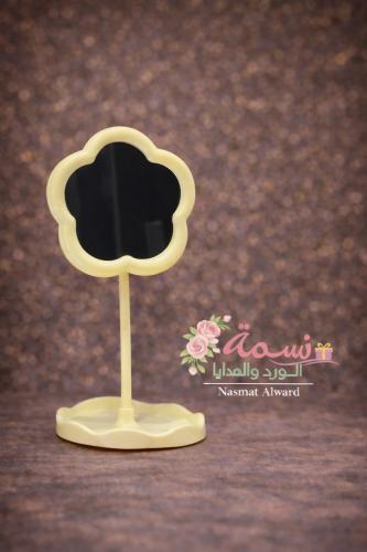 مرايا طاولة اصفر كريمي فاتح