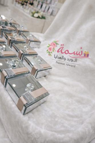 علب مجوهرات فضي مع التنسيق لون الشريطه حسب الطلب و...