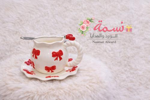 كوب فيونكات أحمر مع صحن