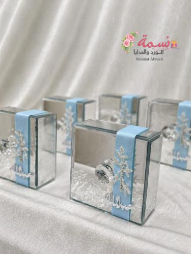 علب مجوهرات فضي مع التنسيق لون الشريطه حسب الطلب و...