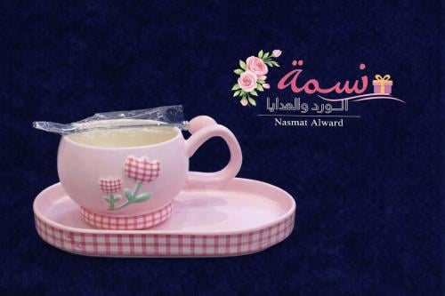 كوب وردي مع صحن