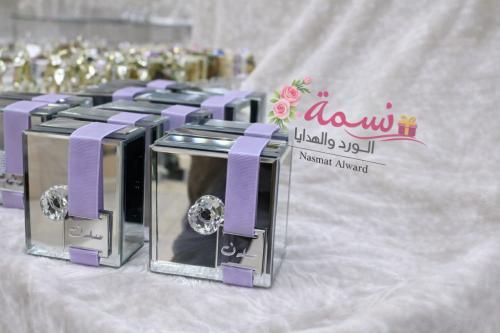 علب مجوهرات فضي مع التنسيق لون الشريطه حسب الطلب و...