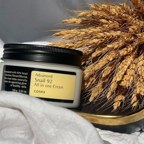 COSRX Advanced Snail 92 All In One Cream وهو كريم مرطب يحتوي على نسبة عالية (92%) من مستخلص إفرازات الحلزون، يُستخدم لترطيب البشرة...