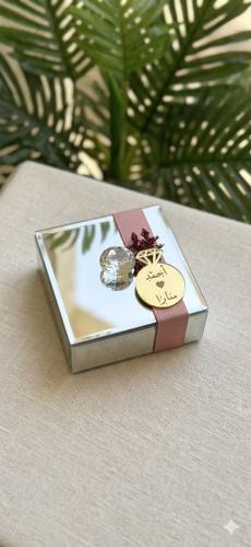 Distributions of the mirror, jewelry, and accessories box, coordination upon request