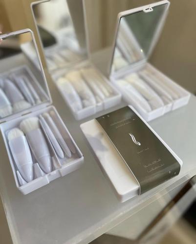 Makeup brush distributions with custom design