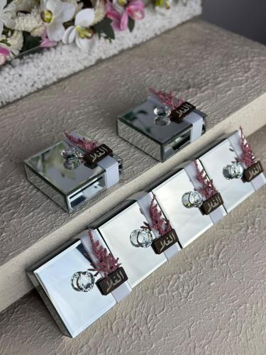 Mirror box for jewelry and accessories and return