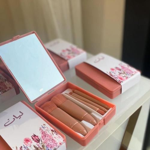 Makeup brush distributions with custom design