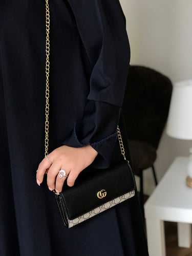 حقيبة قوتشي ميني كروس بسلسلة ذهبية - جلد أسود ونقشة مونوغرام
