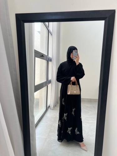 عباية شموخ تطريز ابيض
