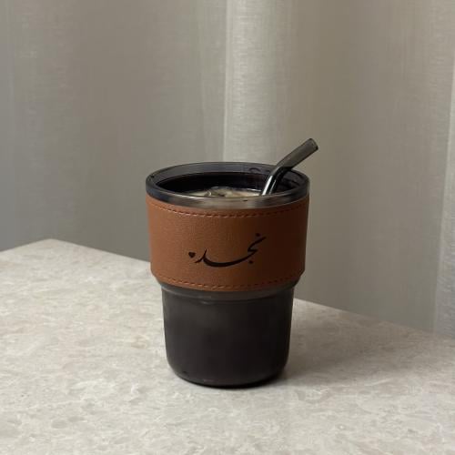 كوب زجاجي بمسكة جلد - بني