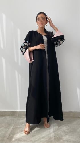 عبايه انيقه من الكريب باكمام من التفته وتطريز الور...