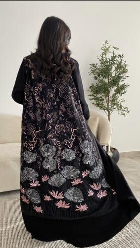 عبايه انيقه من الكريب مع تطريز الظهر مع الطرحه