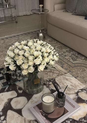 فازة البيبي جوري اللون السكري بأطراف وردي خفيف، ار...