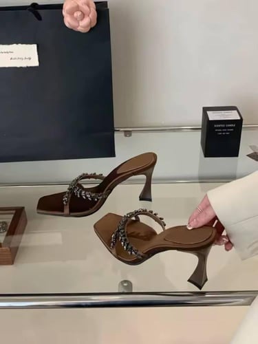 حذاء بكعب عالي