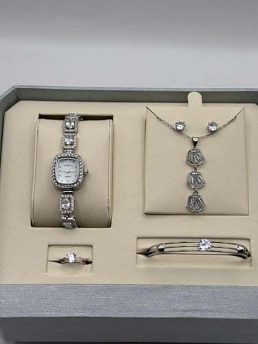 طقم ساعة مع إكسسوارات