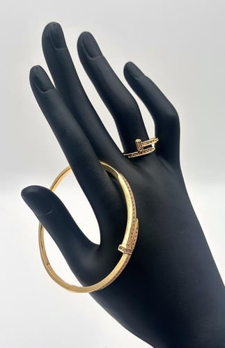 طقم ساعة مع إكسسوارات