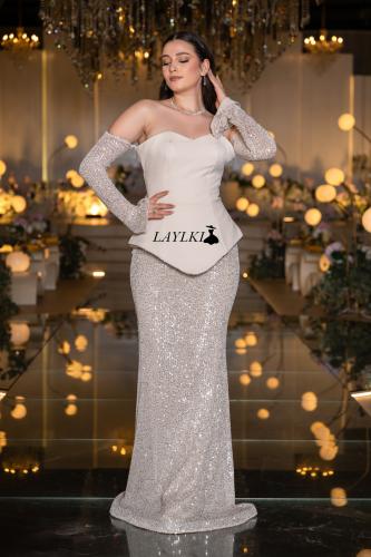 Elegant silver evening dress with a tight design that highlights the beauty of the figure