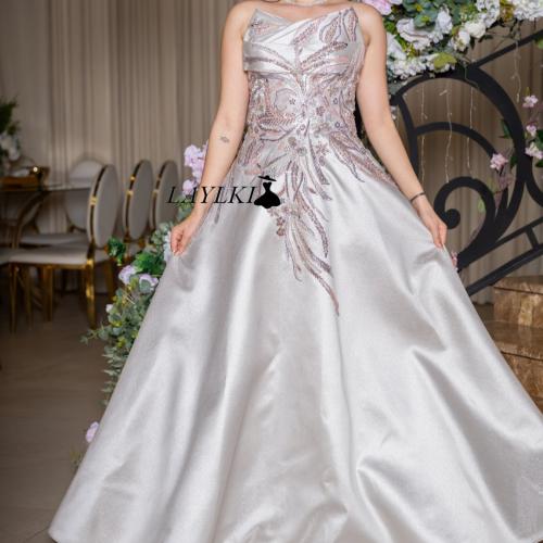 Off-white dress embroidered with luxurious pink details