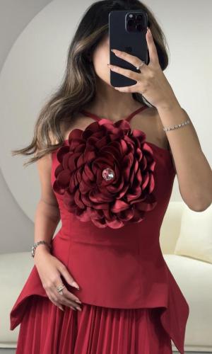 Red dress with a luxurious central flower