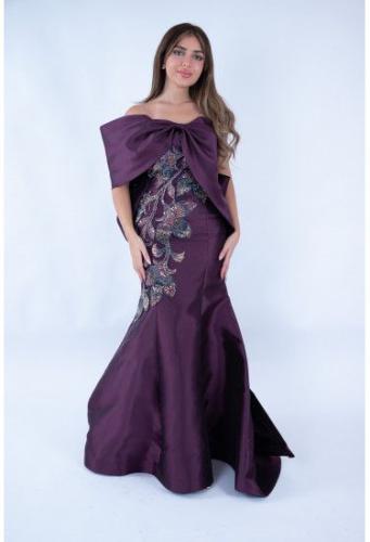 A purple dress embroidered with a luxurious side bow