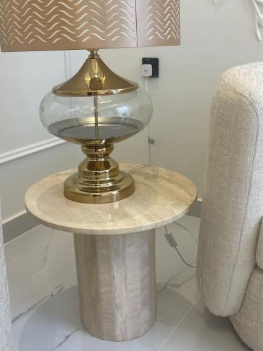 طاولة جانبية